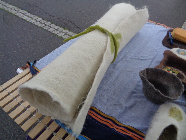 tapis yoga en laine rustique